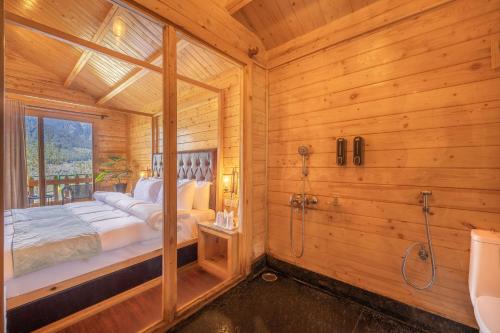 Bathroom, Himalayan Heights in Prini