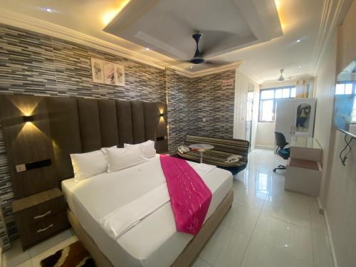 Texas Royal Hotel in Amasaman