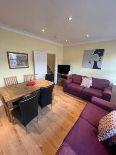 4 bedroom Apt - 5 mins to Tube, Londýn