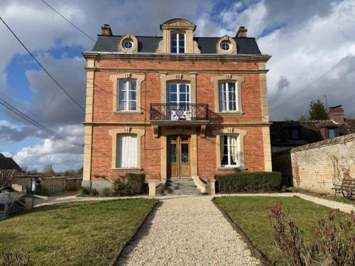 Belle Maison de Maitre avec jardin gîte à louer Trun