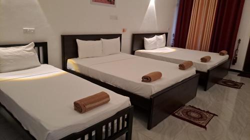 1 queen bed, 1 double bed, 1 twin bed