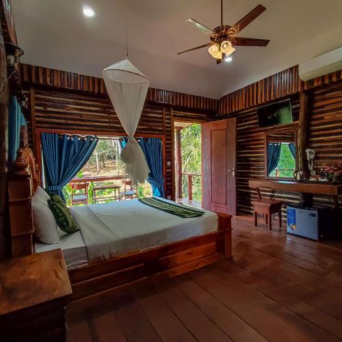 Greenhouse Retreat in Chambak