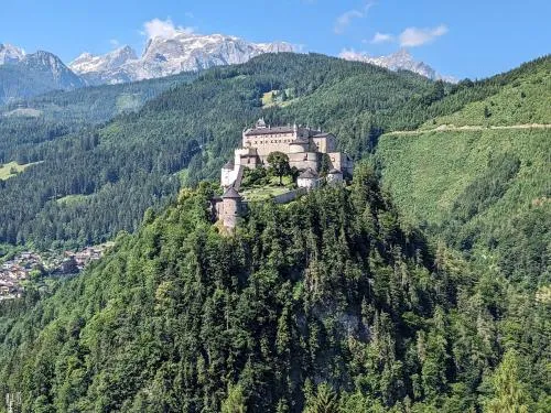 Haus Biechl mit Blick auf die Burg Hohenwerfen in Pfarrwerfen, Österreich