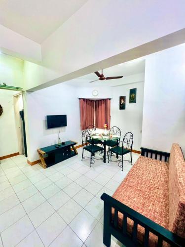 Közös társalgó / TV, Serene Guest House ll 2 Ac Rooms ll WiFi ll Tv ll Garden in Lonavala