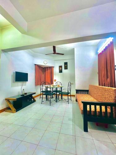 Közös társalgó / TV, Serene Guest House ll 2 Ac Rooms ll WiFi ll Tv ll Garden in Lonavala