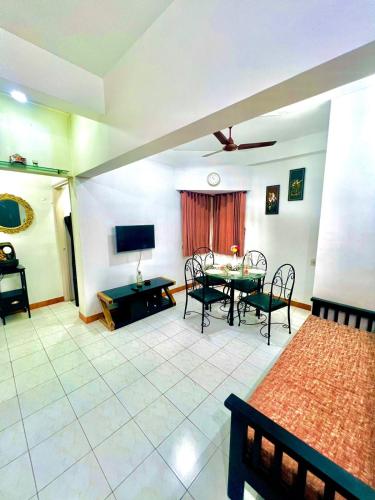Közös társalgó / TV, Serene Guest House ll 2 Ac Rooms ll WiFi ll Tv ll Garden in Lonavala