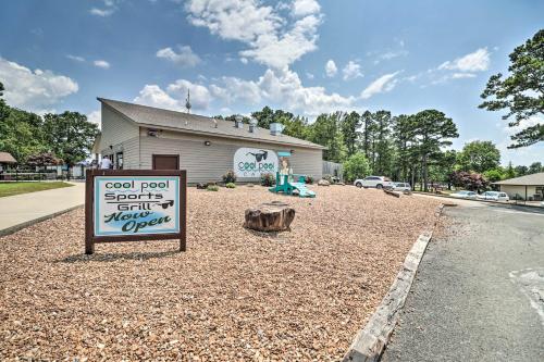 . 4 Mi to Greers Ferry Lake: Condo w/ Deck & Balcony