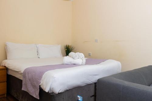 Convenient 1Bed Apt Close to Transport Links - Tap to explore photos