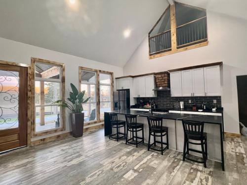 Spacious and Relaxing Home Near Allatoona and Lakepoint Spacious and Relaxing Home Near Allatoona and Lakepoint