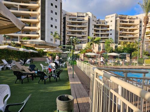Swimming pool, Lovely and Bright Apart, 2 Bed, 2 Bath, sleeps 5, Swimming pool - Jacuzzi & Gym in Raanana