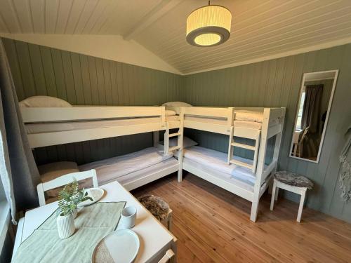 2 bunk beds