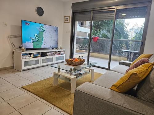 Facilities, Lovely and Bright Apart, 2 Bed, 2 Bath, sleeps 5, Swimming pool - Jacuzzi & Gym in Raanana