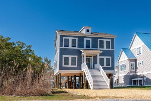 . Anchor's Away | Captain's Cove Waterfront w/ Pool & Golf, Pet Friendly + First-Floor Suite