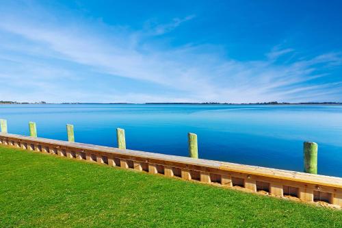 Avalon - waterfront home with fireplace and screened porch, Deep Hole