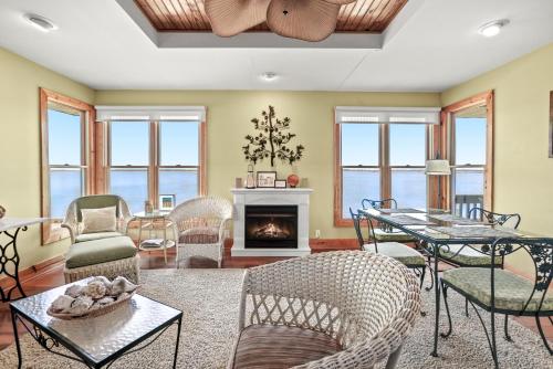 Avalon - waterfront home with fireplace and screened porch, Deep Hole (фото 5)