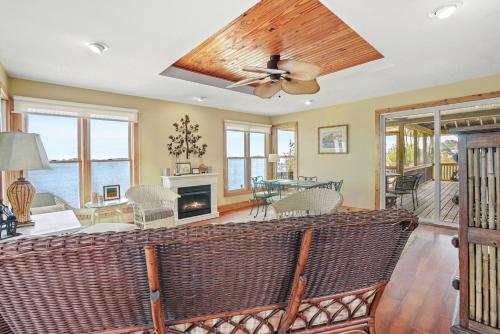 Avalon - waterfront home with fireplace and screened porch, Deep Hole (фото 6)