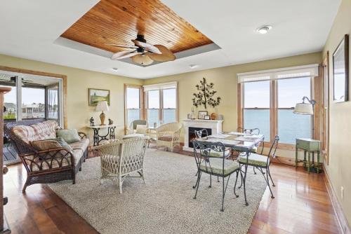 Avalon - waterfront home with fireplace and screened porch, Deep Hole (фото 7)
