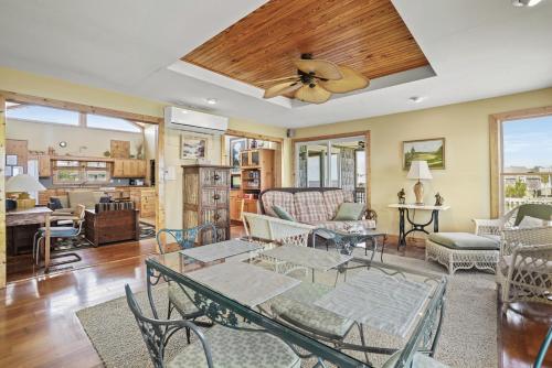 Avalon - waterfront home with fireplace and screened porch, Deep Hole (фото 8)