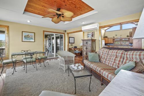 Avalon - waterfront home with fireplace and screened porch, Deep Hole (фото 9)