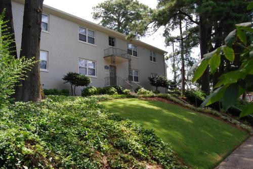 Brookwood Courtyard by BCA Furnished Apartments BCC1B 08 H near Atlanta Amtrak Station