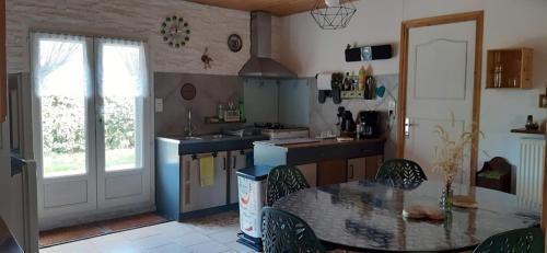virtuve, Appartement Climatisé T3 Piscine et Parking (Appartement Climatise T3 Piscine et Parking) in Pennautier