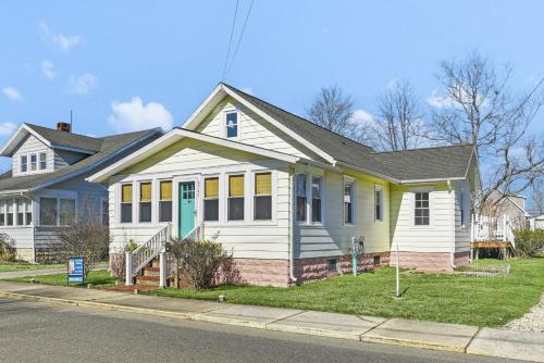 Changing Tide - Downtown location with large deck!