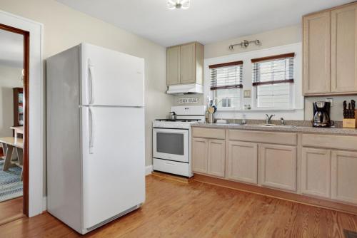 Changing Tide - Downtown location with large deck!