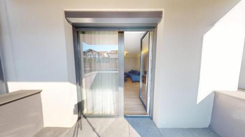 ระเบียง/ชานเรือน, Quiet Luxury Home 2 - home & office in ซาเลา