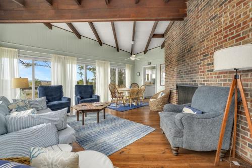 Conch Shell - Waterfront villa with wrap around deck!, Deep Hole (foto 9)