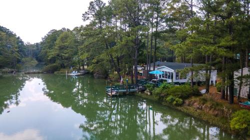 . Counting Corks - Waterfront, Pet friendly, private dock!