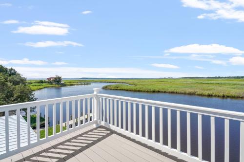 Creek House - Waterfront Oasis on Holden