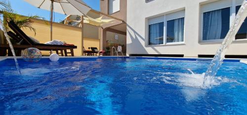 Eight8holiday with heated pool near Split – khách sạn tại Kastel Kambelovac