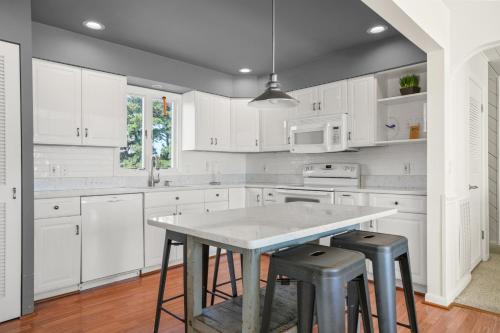 Dragonfly Point - Waterfront home w boat dock & deck!, Deep Hole (zdjęcie 6)