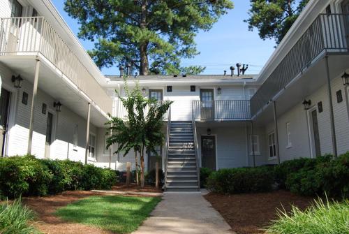 Brookwood Courtyard by BCA Furnished Apartments BCC2B 08 H near Atlanta Amtrak Station
