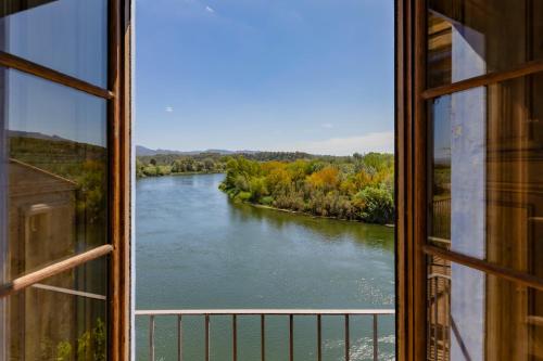 A környék, Palau de Miravet, casa monumento y galería de arte frente al río Ebro (Palau de Miravet, casa monumento y galeria de arte frente al rio Ebro) in Miravet