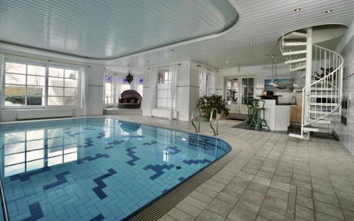 Villa Merle mit privatem Indoorpool in Rühn