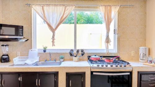 Konyha, Casa privada a 5min del Puente de cristal con terraza, BBQ, jardín y parking (Casa privada a 5min del Puente de cristal con terraza, BBQ, jardin y parking) in Col Linda Vista Centro