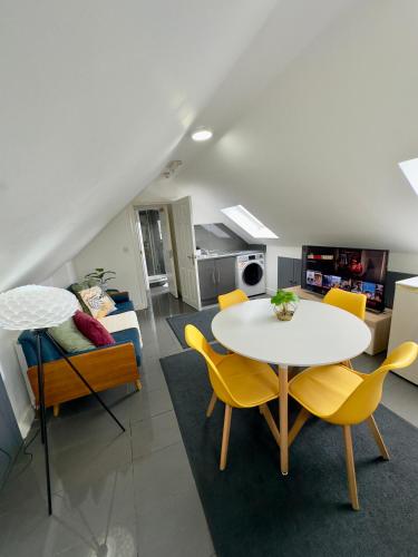 Cosy 3 Bed Apartment Near Birmingham Airport & NEC Perfect for Groups & Contractors!, Birmingham (photo 3)
