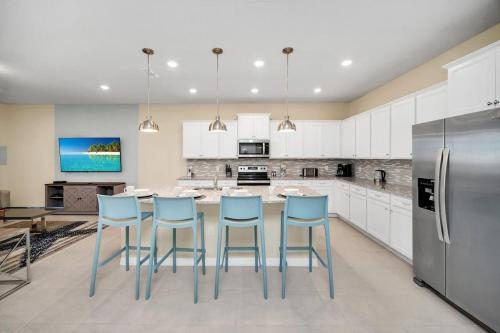 Brand New 9Bd Mansion Pool Spa At Windsor Island thumb 4