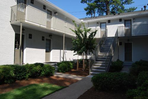 Brookwood Courtyard by BCA Furnished Apartments BCC2B 12 L near Atlanta Amtrak Station