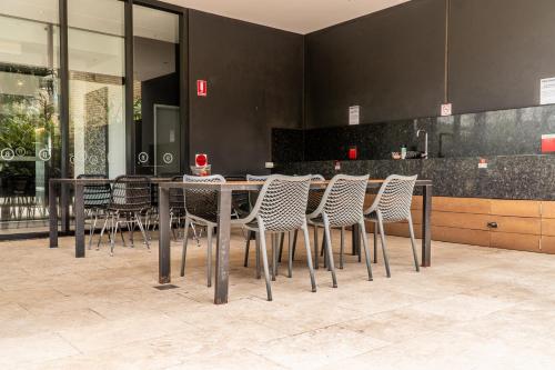 Beach front luxury with two carparks pool gym - image 2