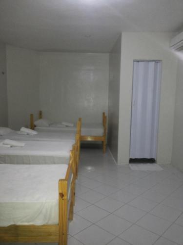 4 twin beds