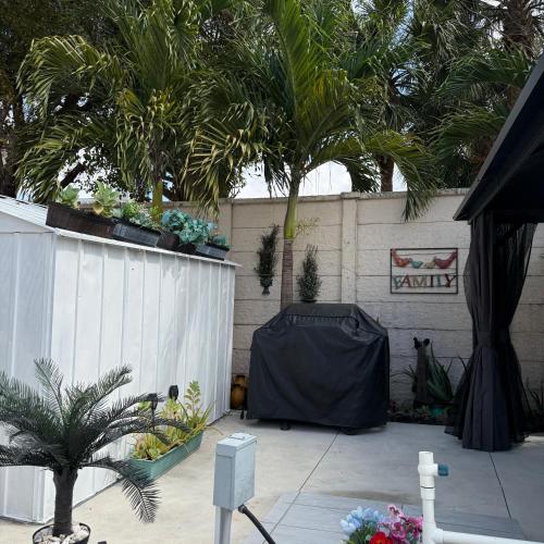 Tiny place w private hot jacuzzi 7 min to Miami international airport in Miami, USA