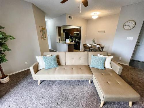 Dining and Beach Nearby! Cozy and Pet Friendly with Parking in Corpus Christi, USA