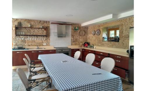 Kitchen, O canto do grilo in As Laxas