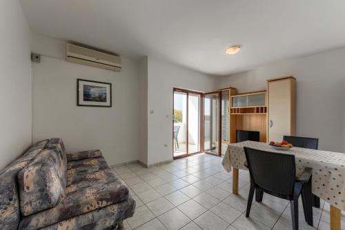 Wohnung für 22 Personen (Wohnung fur 22 Personen) in Ljubač