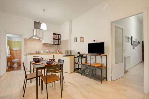 Ravanas 314 Bari Near Station - Happy Rentals