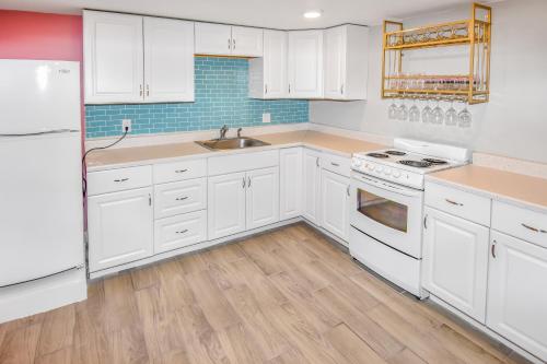 廚房, Super Cute Five Bedroom Home in Denver Perfect For Girls Trips in 漢普登