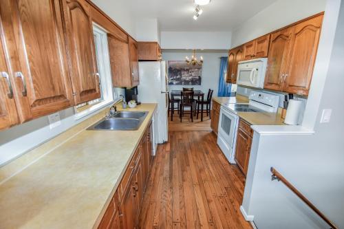 廚房, Super Cute Five Bedroom Home in Denver Perfect For Girls Trips in 漢普登