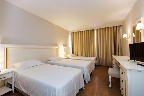 Riverside rooms at Hotel Fieri in フィエル